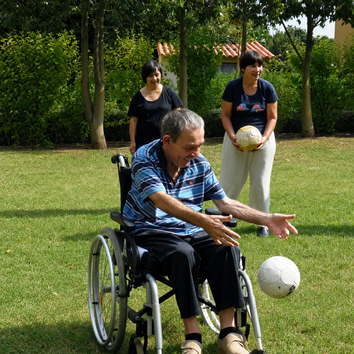 Una persona participant en una activitat esportiva al jardí