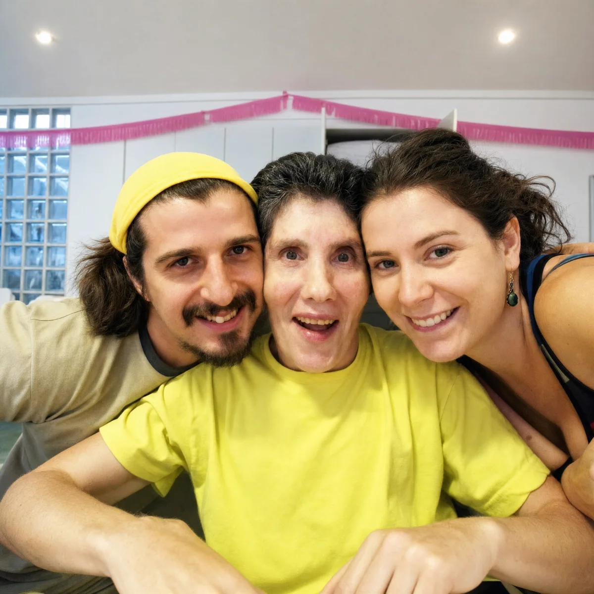 Tres persones somrient juntes