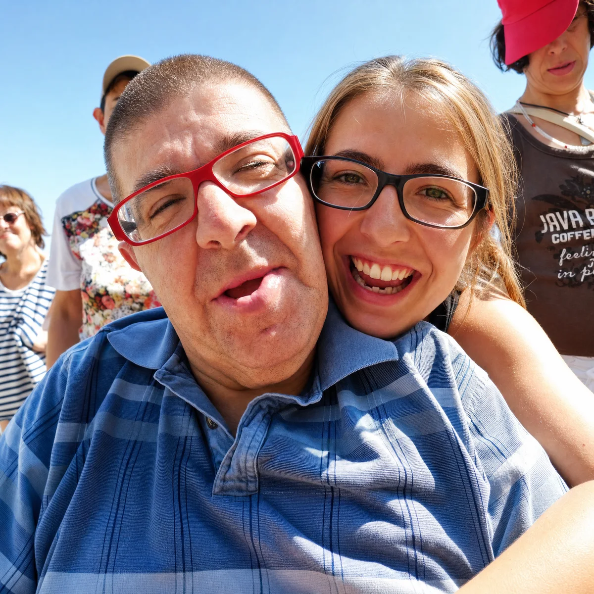Dues persones somrient durant una activitat comunitària